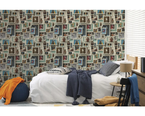 Slaapkamer met een behang met dierenportretten in fotolijsten.