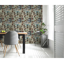 Eetkamer met fotobehang met dierenmotieven, eettafel, stoelen en kamerplant.