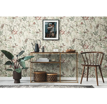 Woonkamer met bloemenbehang, console en decoraties zoals planten en manden