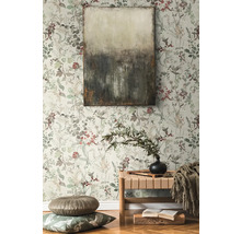 Decoratieve kamer met behang met motief, een schilderij en een bank.