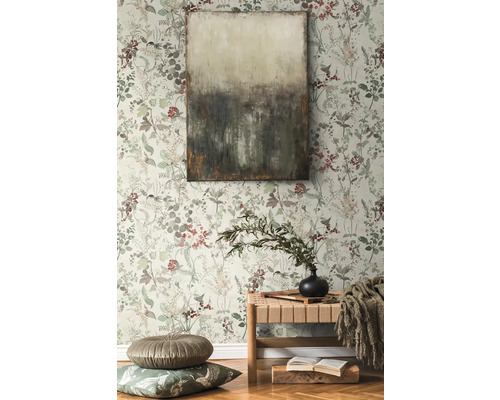 Decoratieve kamer met behang met motief, een schilderij en een bank.