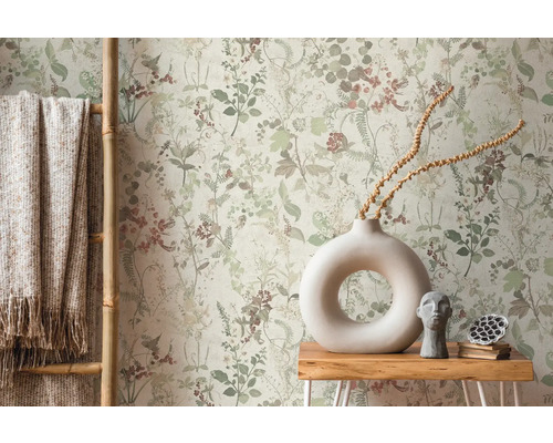 Decoratief interieur met bloemenbehang, ladder en tafel