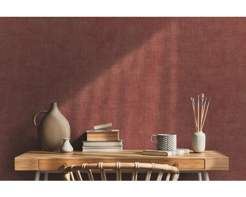 Scene met bureau, decoratie en roodkleurig wandbehang