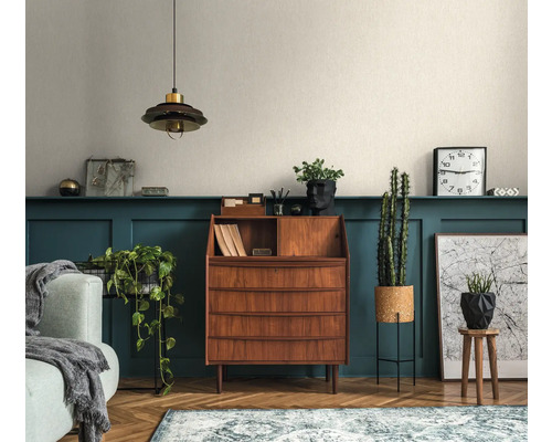 Woonkamer met houten bureau, kamerplanten en decoratieve elementen