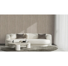 Woonkamer met houten lambrisering, bank en tafel