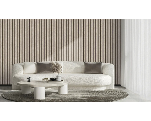 Woonkamer met houten lambrisering, bank en tafel