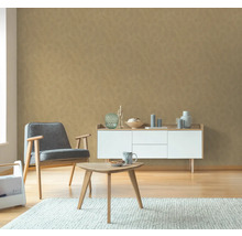 Woonkamer met fauteuil, dressoir en behang met patroon