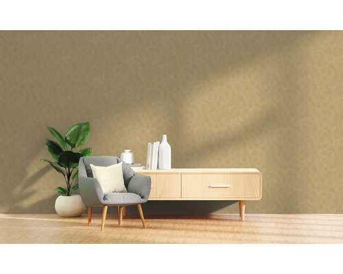 Woonkamer met fauteuil, plant en dressoir tegen een gestructureerde muur