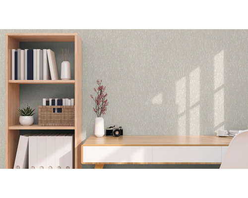 Decoratief vliesbehang in werkkamer met planken en bureau.