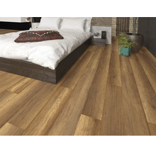 Slaapkamer met laminaatvloer in houtlook en tweepersoonsbed