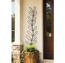 Decoratieve metalen wandbloem boven een houten bak met planten