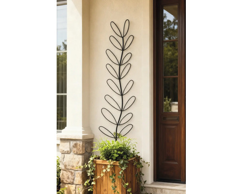 Decoratieve metalen wandbloem boven een houten bak met planten