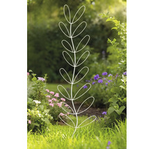 Tuin met een decoratie in de vorm van een wit metalen blad.