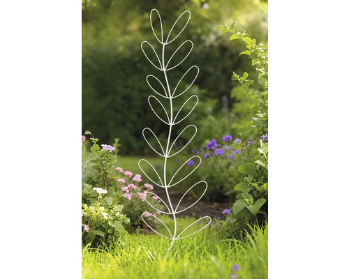 Tuin met een decoratie in de vorm van een wit metalen blad.