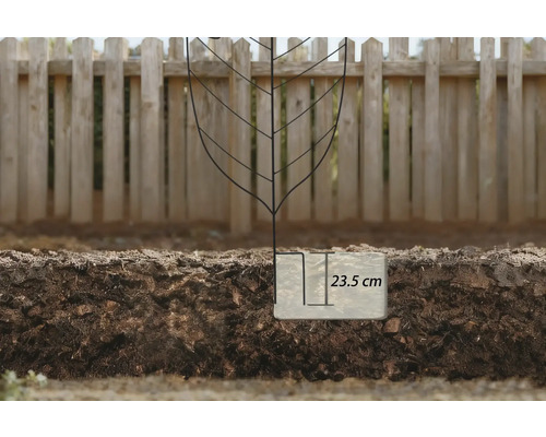 Plantgat met een diepte van 23,5 centimeter in de tuingrond