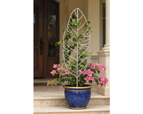 Bloempot met klimrek in bladvorm en roze bloemen