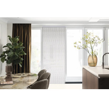 Woonkamer met eettafel, stoelen, gordijnen en paneelgordijnen voor een terrasdeur