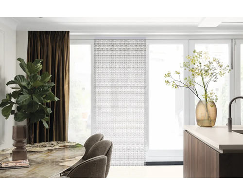 Woonkamer met eettafel, stoelen, gordijnen en paneelgordijnen voor een terrasdeur