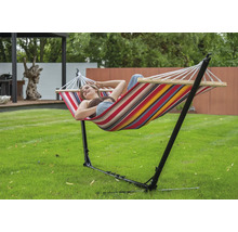 Vrouw ontspant in hangmat met stalen frame in de tuin