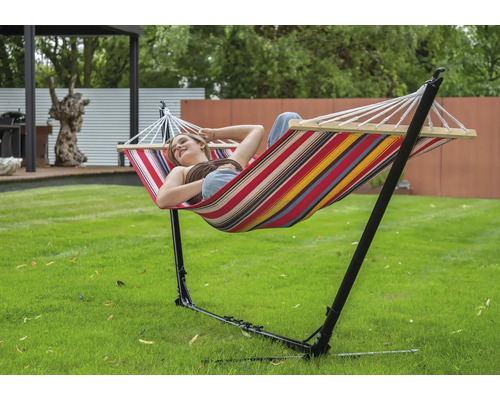 Vrouw ontspant in hangmat met stalen frame in de tuin