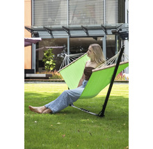 Vrijstaande hangmat met een vrouw die ontspant in de tuin.