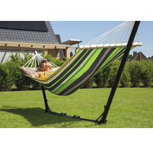 Man ontspant in een gestreepte hangmat met frame in de tuin.