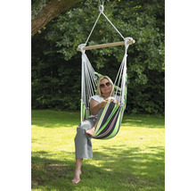 Vrouw ontspant in een hangmatstoel in de tuin