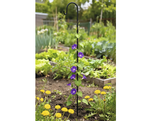 Bloemenstandaard in de tuin met bloeiende planten