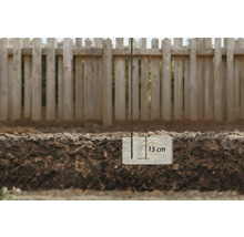 Bodemprofiel met aanduiding van de diepte 15 centimeter en een hek op de achtergrond