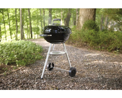 Bolgrill met wielen op grindpad in de tuin