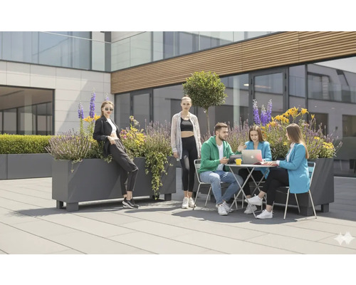 Mensen zitten en staan buiten aan tafels en plantenbakken.