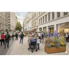 Scene van een drukke straat met plantenbak, gezin met kinderwagen en voetgangers voor gebouwen