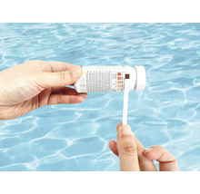 Zwembadwateranalyse met teststrips.