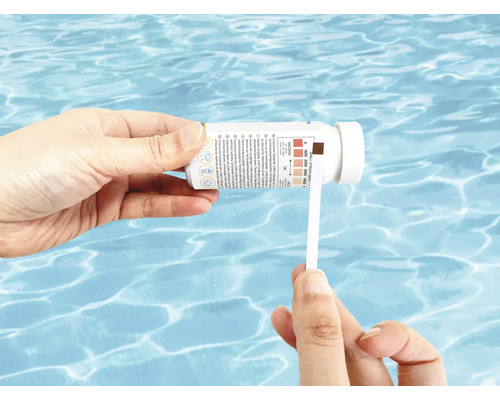Zwembadwateranalyse met teststrips.