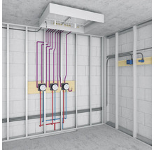 Ruwe constructie van een badkamer met inbouwsysteem, waterleidingen en elektra