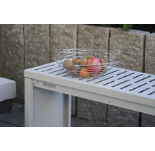 Draadmand met fruit op een tuintafel van het merk Geiger