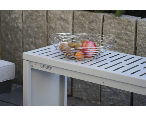 Draadmand met fruit op een tuintafel van het merk Geiger