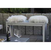 Scene met tuinmeubelen, wijnfles en wijnglazen