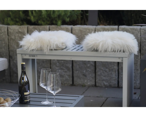 Scene met tuinmeubelen, wijnfles en wijnglazen