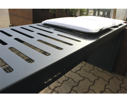 Metalen bank met zitkussen voor buiten