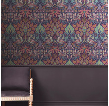 Scène met behang met bloemenmotief en stoel