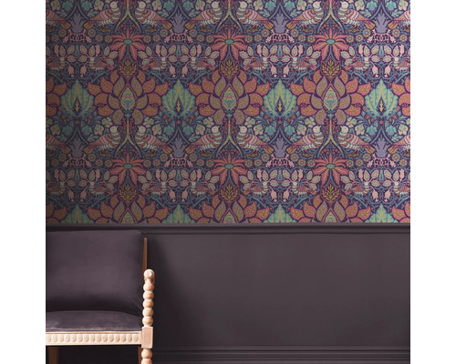 Scène met behang met bloemenmotief en stoel