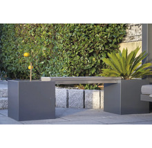 Tuinbank gemaakt van twee plantenbakken met beplanting en zitvlak