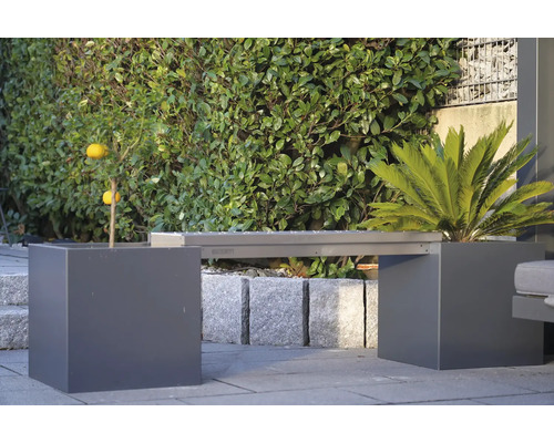 Tuinbank gemaakt van twee plantenbakken met beplanting en zitvlak