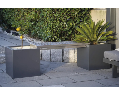 Tuinbank met geïntegreerde metalen plantenbakken met boom en plant