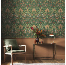 Scène van een kamer met decoratief bloemenbehang, een fauteuil en een tafel.