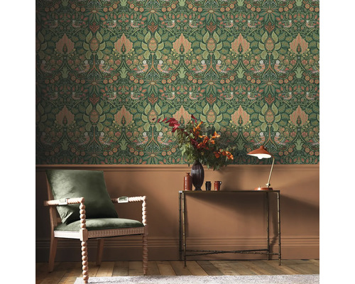 Scène van een kamer met decoratief bloemenbehang, een fauteuil en een tafel.