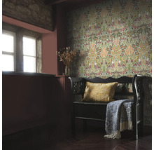 Decoratieve kamer met patroonbehang, raam en zitbank