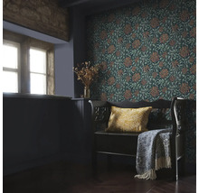 Decoratieve kamer met behang met motief, bank en kussen