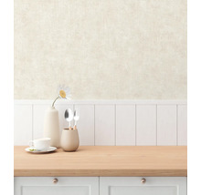 Lichte keuken met houten werkblad, servies, bloemenvaas en subtiel patroonbehang